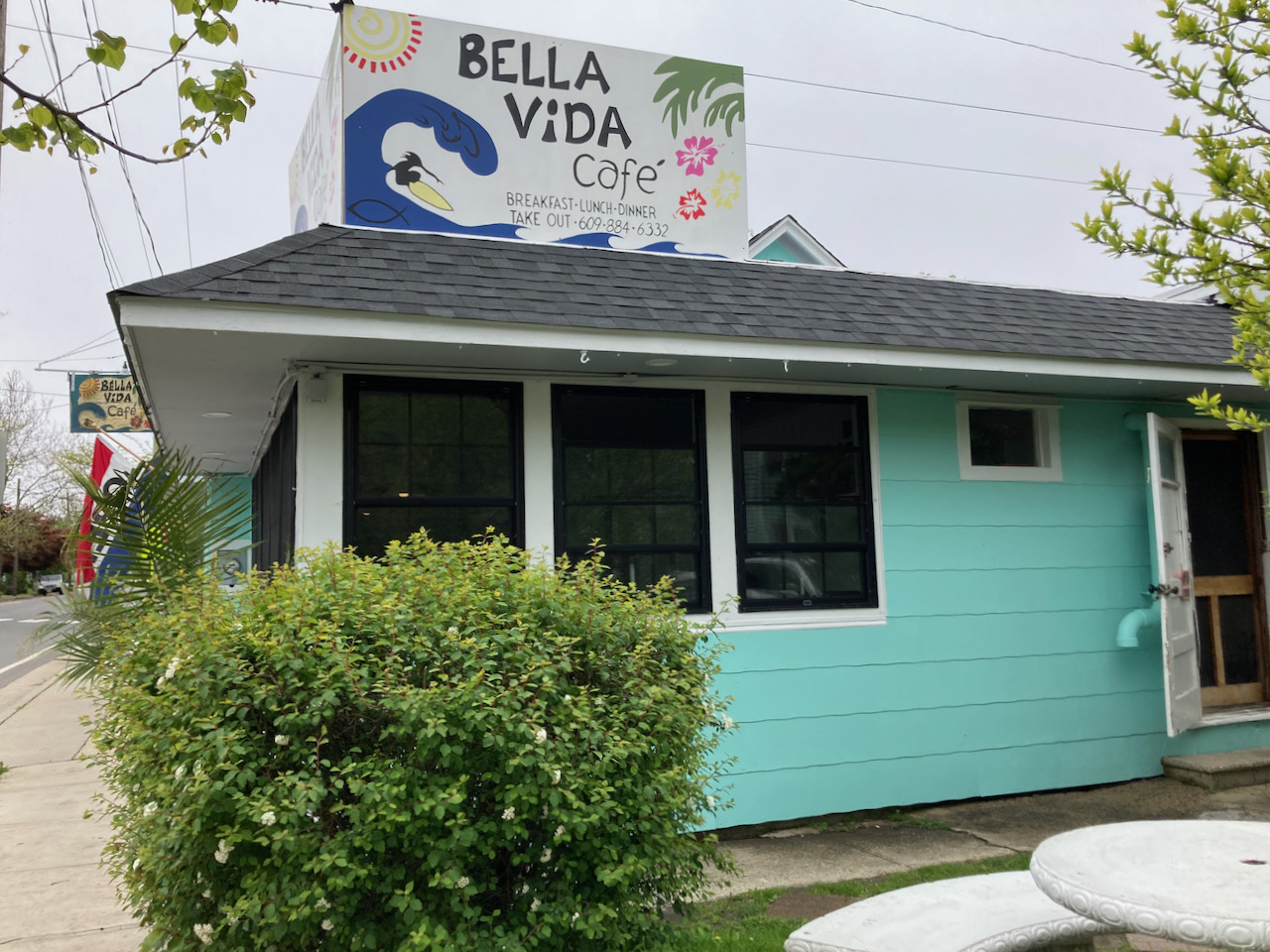 Exterior of Bella Vida Cafe.